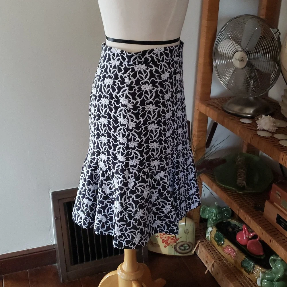 Ann Taylor Black & White Floral Embroidered Peplum Flounce Skirt NWT Size 4